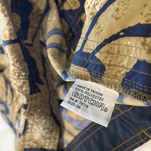 Gotcha Mens Swim Shorts with Velcro Fly and tie closure and back pocket like new - Picture 6 of 7